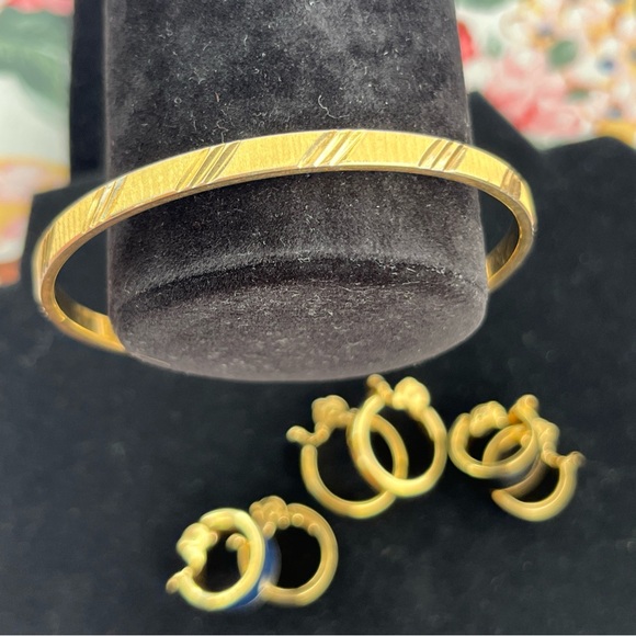 Vintage Signed Monet Gold Tone Metal Jewelry Lot, 4 Pieces Earrings & Bracelet - Picture 2 of 7